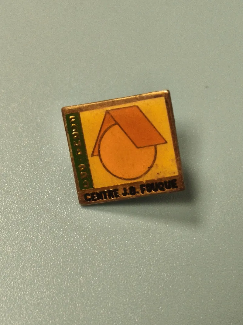 Pin's vintage carré Centre J.B. Fouque jaune et vert ancien collection (ref 10)