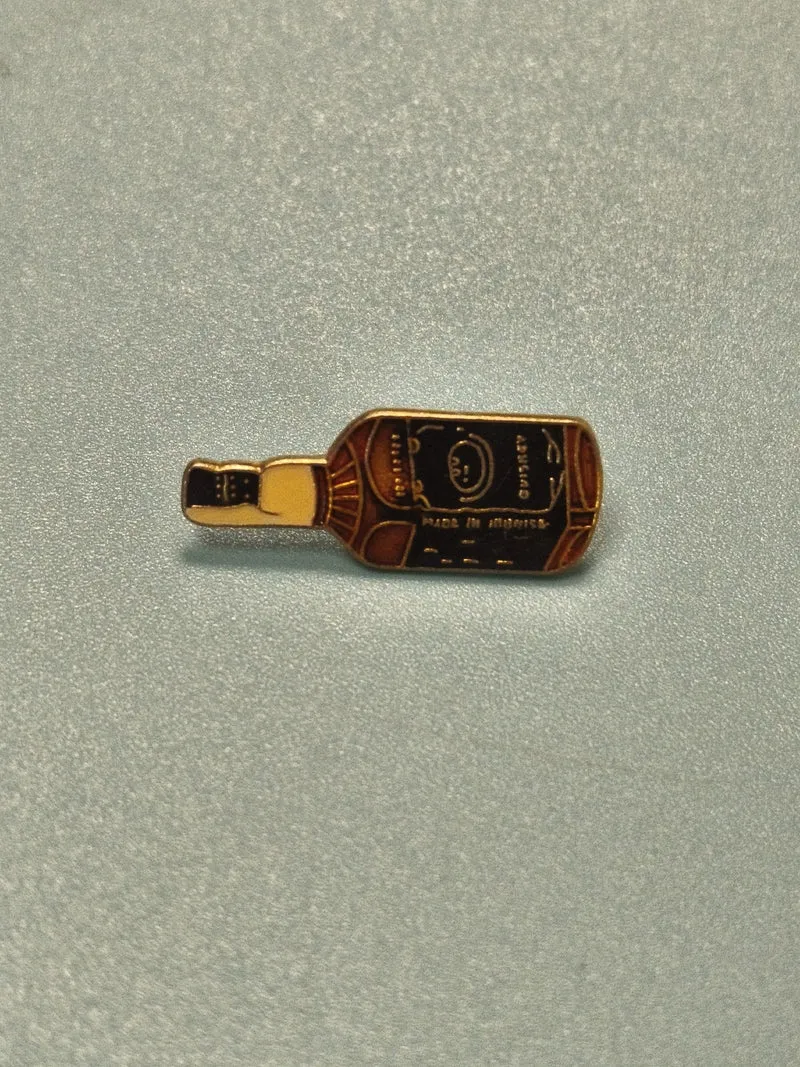 Vintage pin's bouteille whisky émaillé, collection, décoration bar (Ref 9)