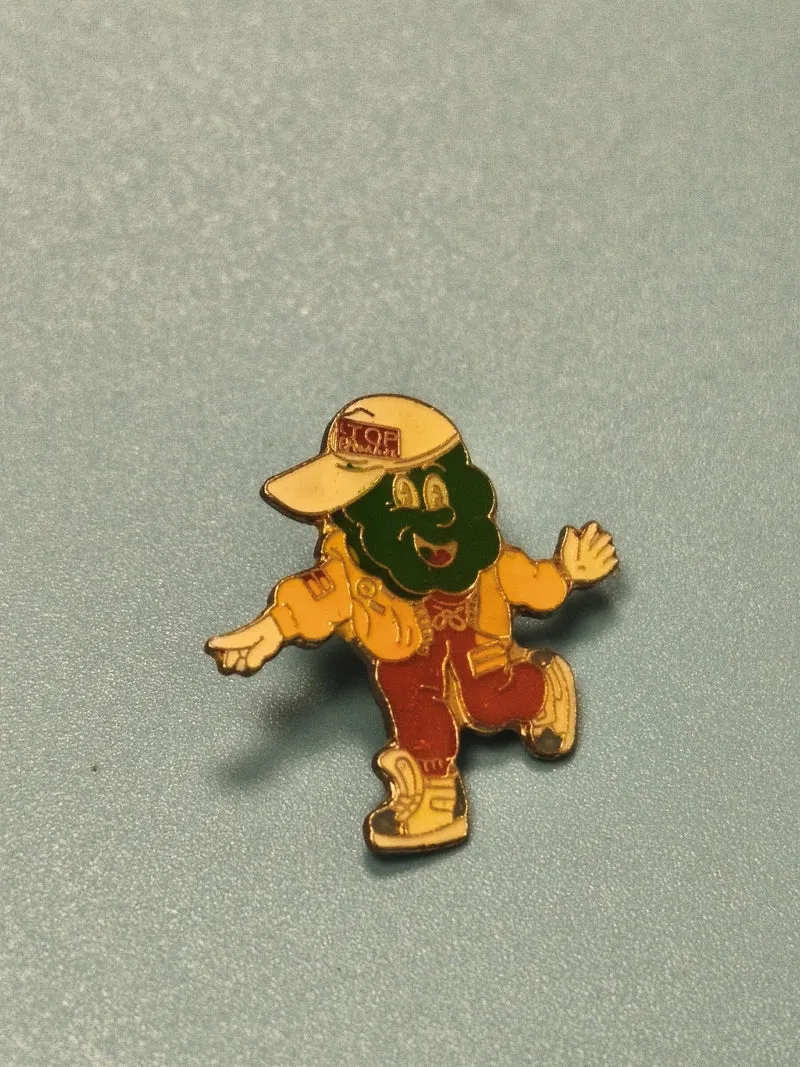 Vintage pin's personnage coloré casquette jaune streetwear années 90 (Ref 9)