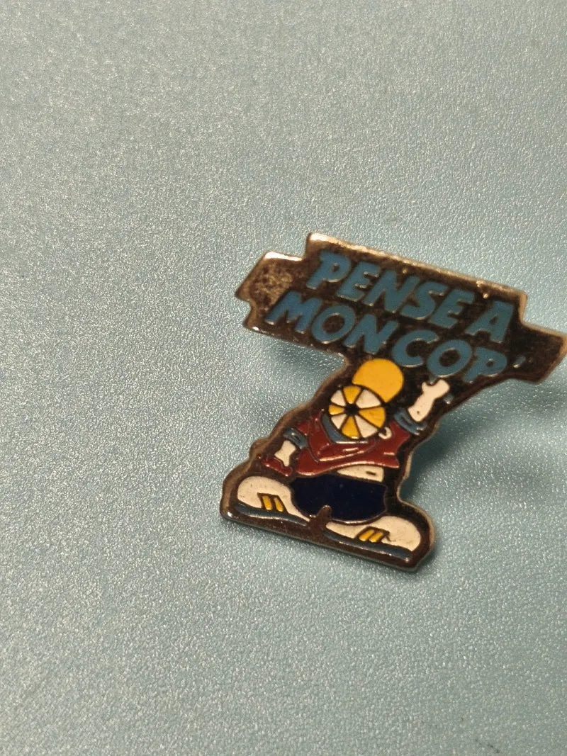 Pin's vintage Pense à mon cop émaillé, personnage coloré, collection rétro