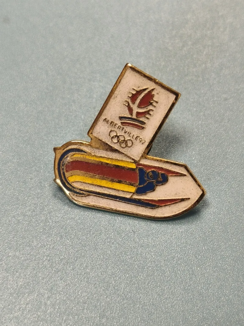 Pin's vintage Albertville 92 Jeux Olympiques, bobsleigh, émaillé multicolore