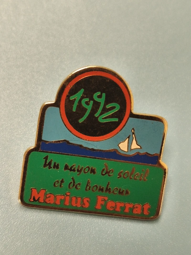 Pin's vintage Marius Ferrat 1992 voilier émaillé collection rétro (Ref 9)