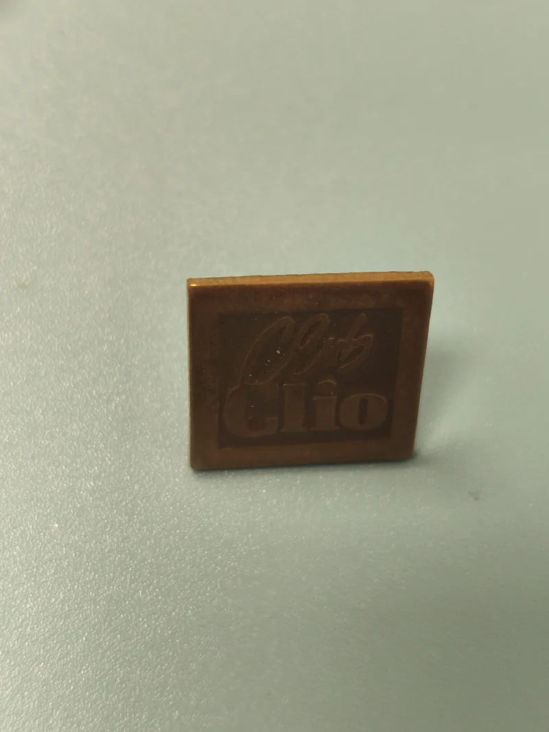 Vintage pin's Club Clio carré marron badge ancien collection Renault