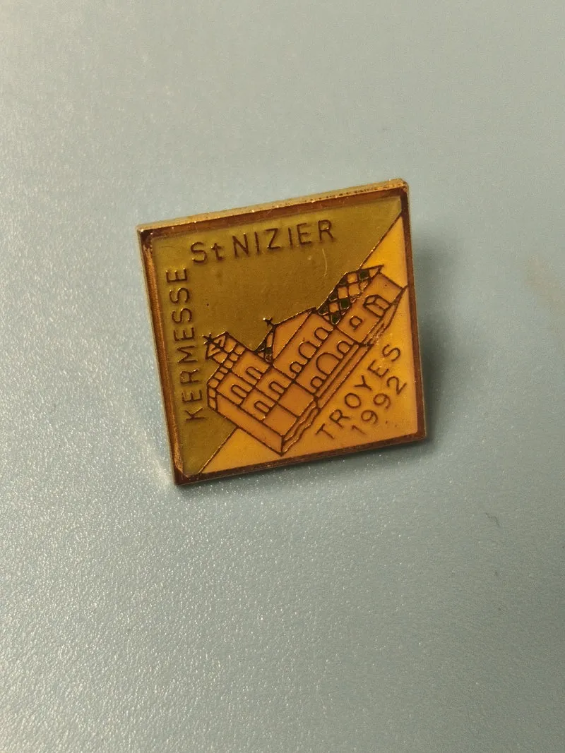 Pin's vintage Kermesse St Nizier Troyes 1992 carré émaillé collection (Ref 9)
