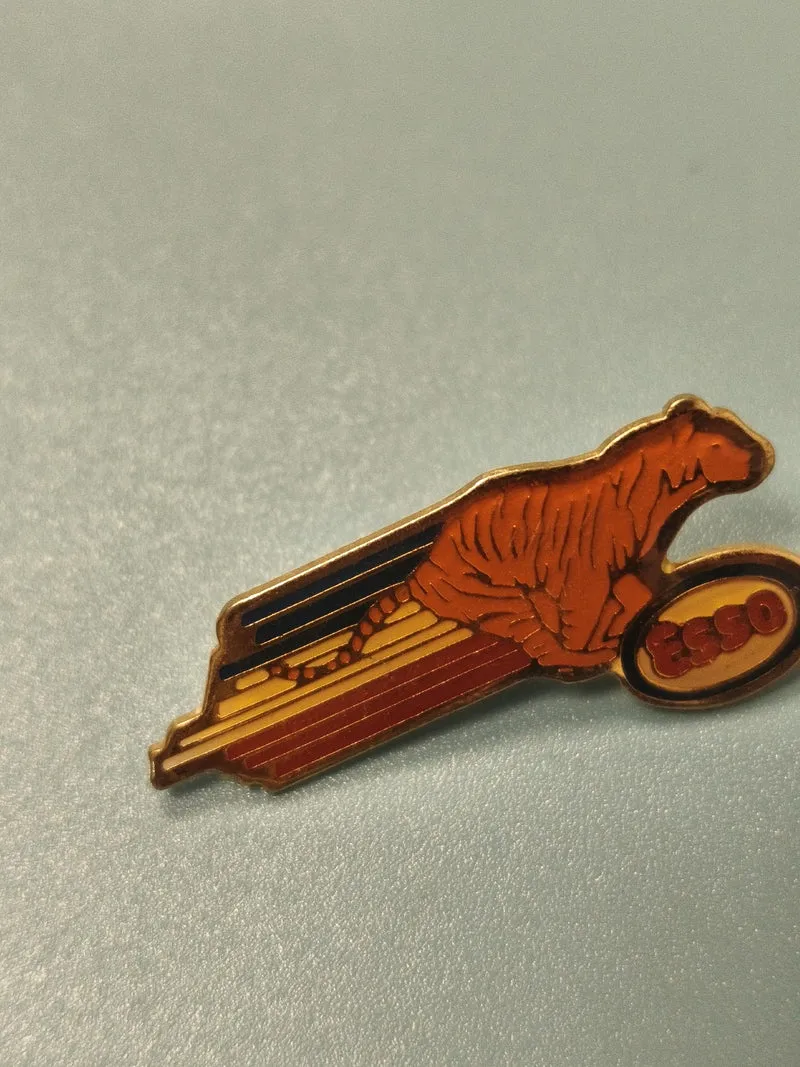 Vintage pin's Esso tigre émail multicolore collection automobilia ancien