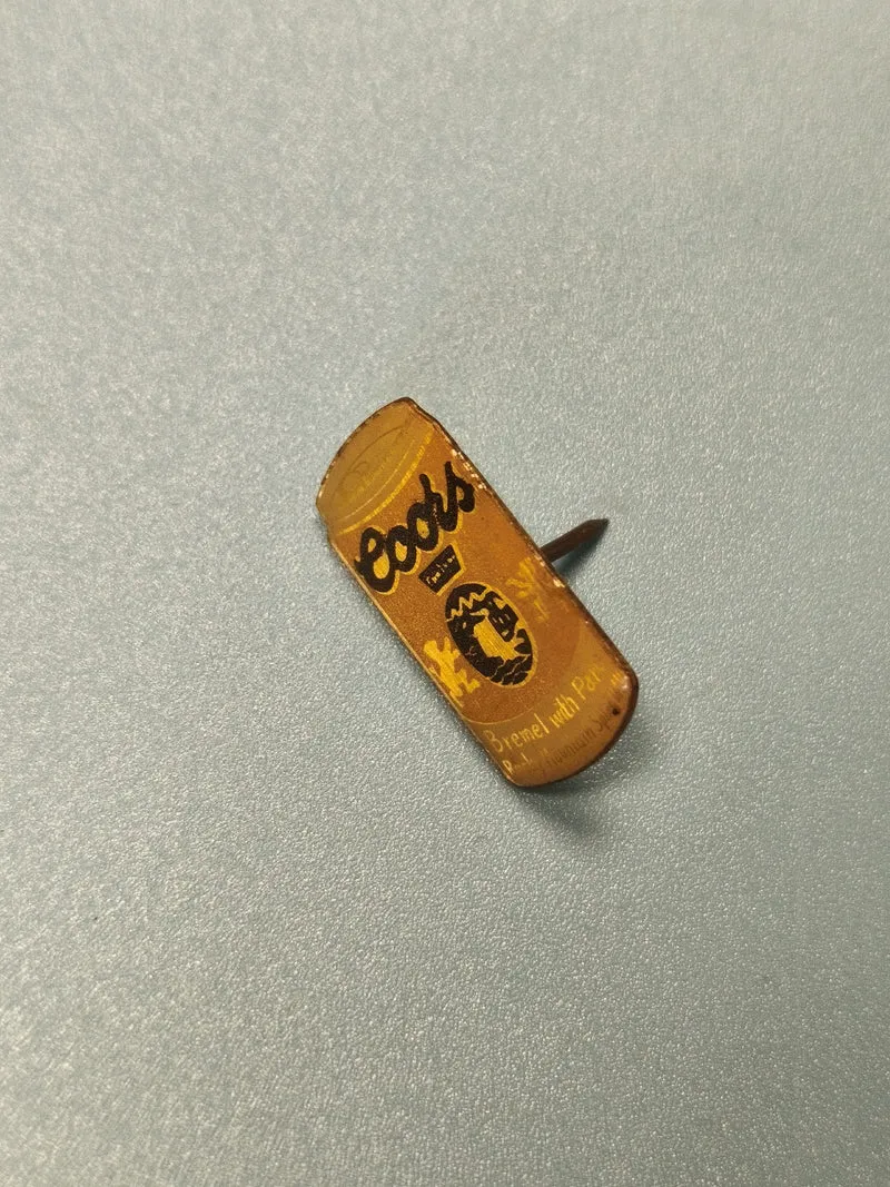 Pin's vintage Coors ancien, forme canette bière, collection bière USA