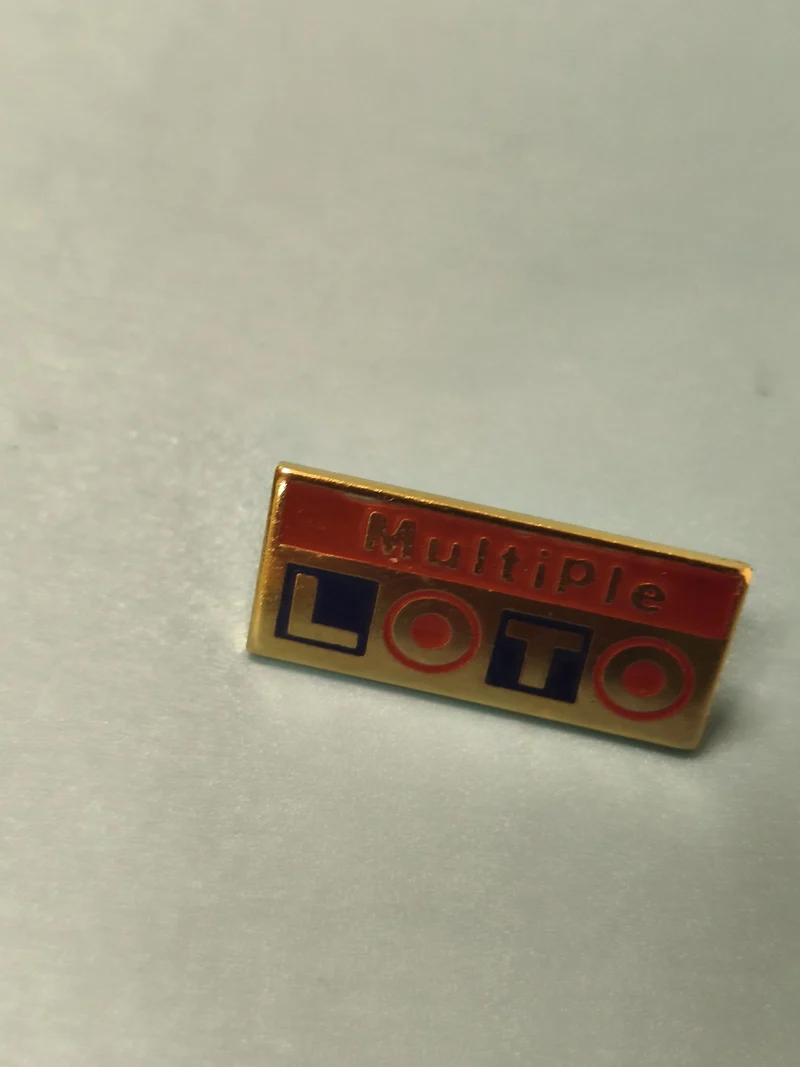 Pin's vintage Loto Multiple rectangulaire rouge doré ancien collection (Ref 9)