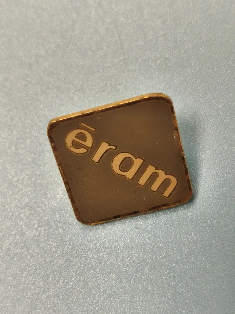 Vintage pin's carré Éram ancien logo doré collection publicitaire (Ref 9)