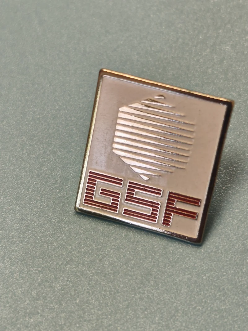Vintage pin's GSF carré logo relief émaillé collection rétro