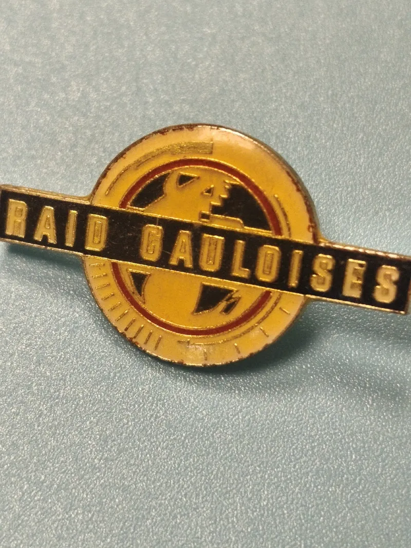 Vintage pin's RAID GAULOISES ancien badge jaune noir collection sport aventure
