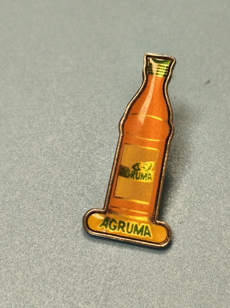 Pin's vintage AGRUMA bouteille orange boisson publicitaire collection rétro