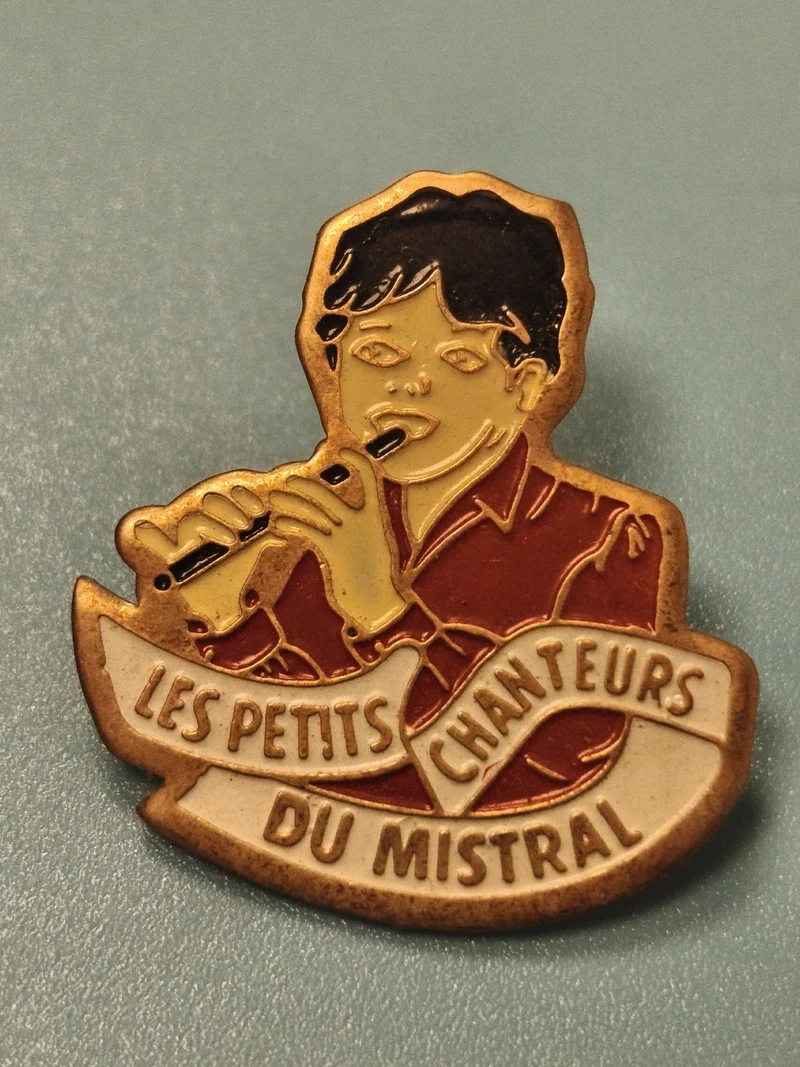 Pin's vintage Les Petits Chanteurs du Mistral, émaillé, garçon flûte