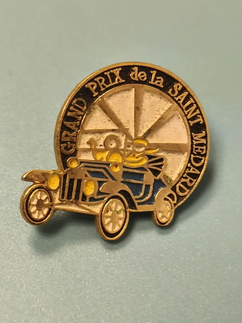 Pin's vintage Grand Prix de la Saint Médard voiture ancienne émaillée collection