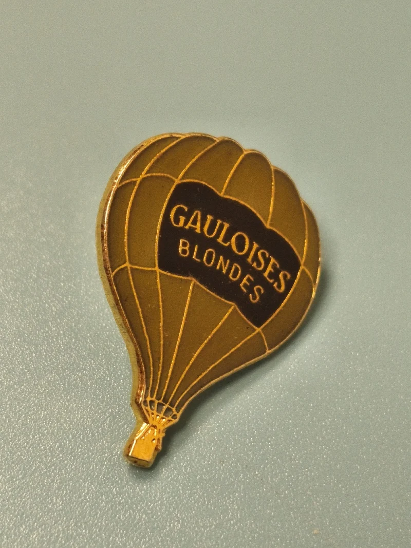 Pin's vintage Gauloises Blondes montgolfière, collection publicité tabac