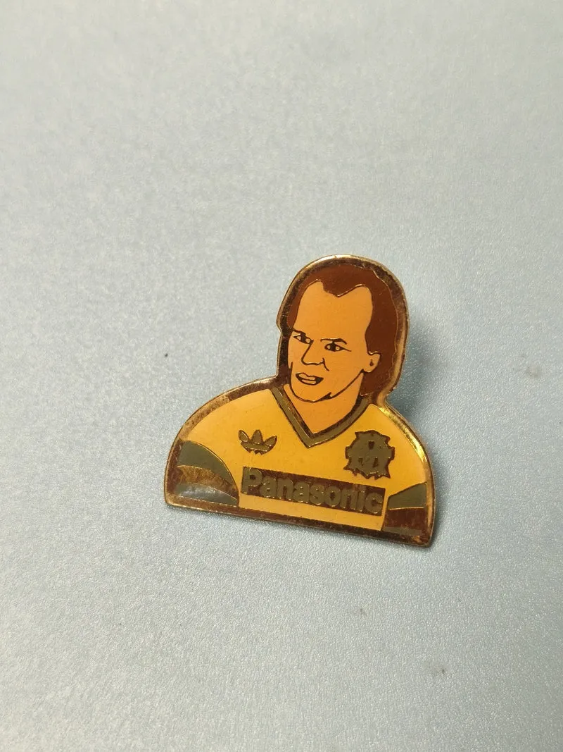 Pin's vintage Olympique de Marseille Panasonic joueur jaune collector ancien