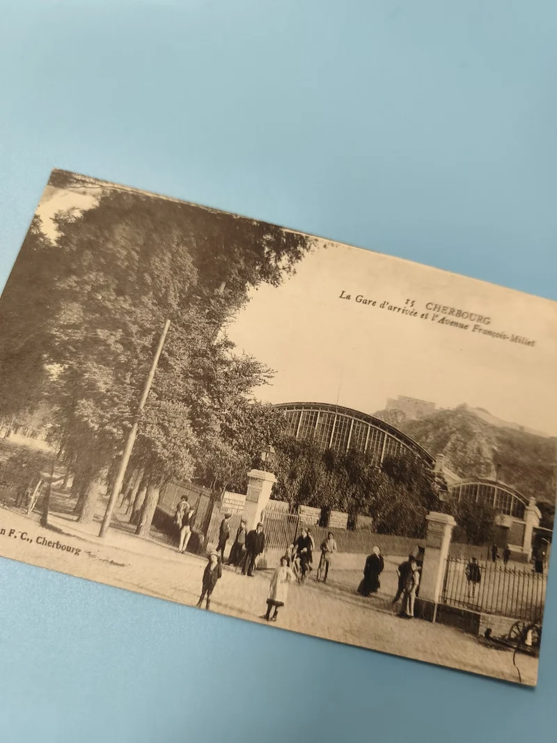 Ancienne carte postale animée Cherbourg gare arrivée, noir et blanc, collection