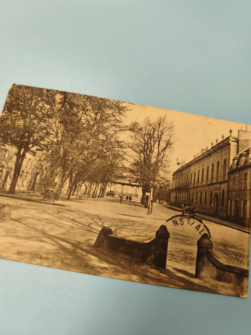 Carte postale ancienne animée Moulins place arbres bâtiments vintage (Ref 1)