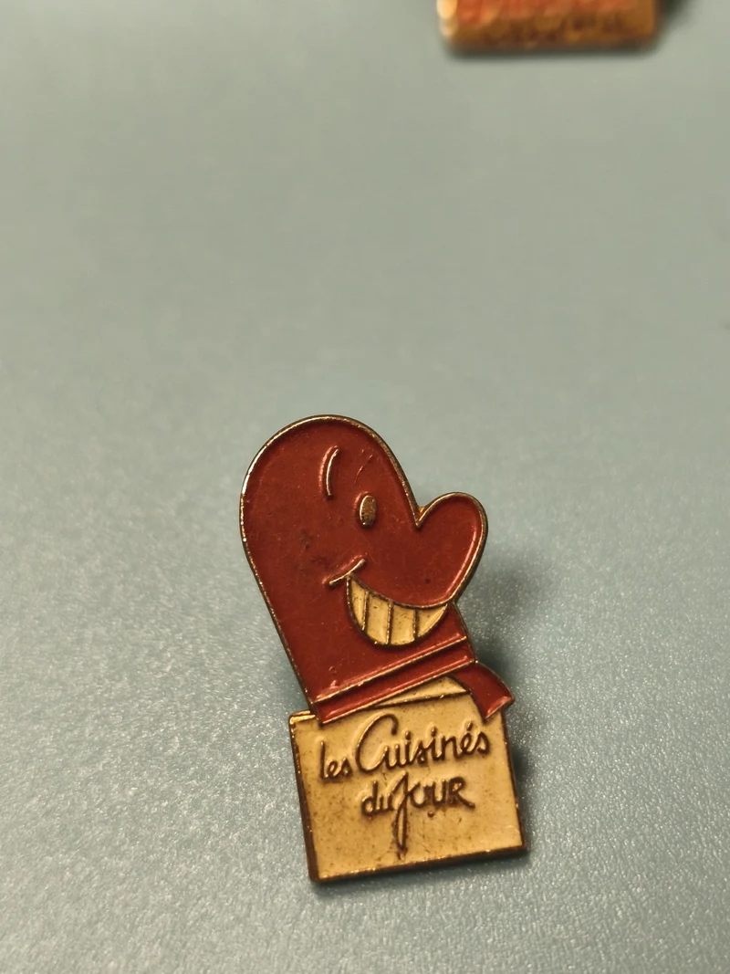 Pin's vintage Les Cuisinés du Jour personnage sourire émaillé ancien collection
