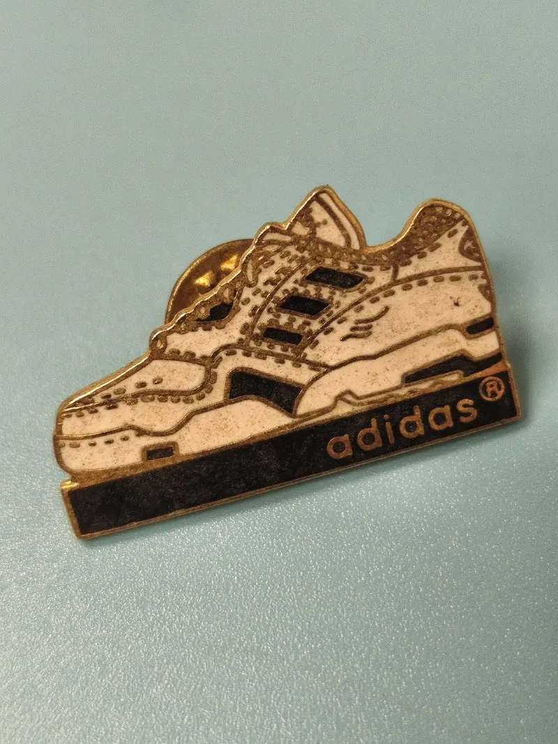 Vintage pin's adidas basket logo sneaker rétro collection sportswear