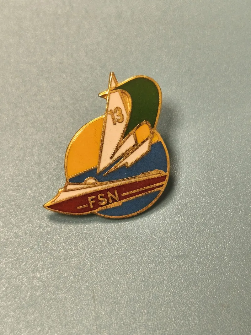 Vintage pin's FSN voilier régate émaillé multicolore collection nautisme