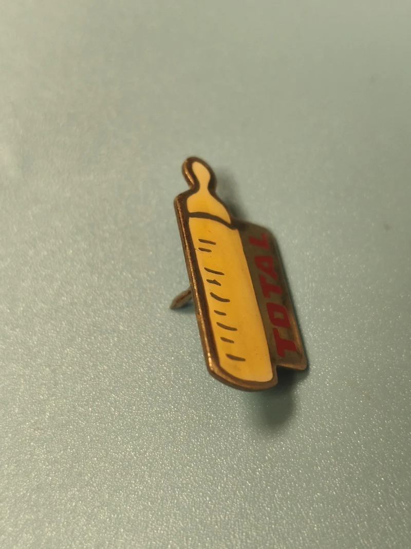 Vintage pin's publicitaire TOTAL biberon jaune collection badge ancien