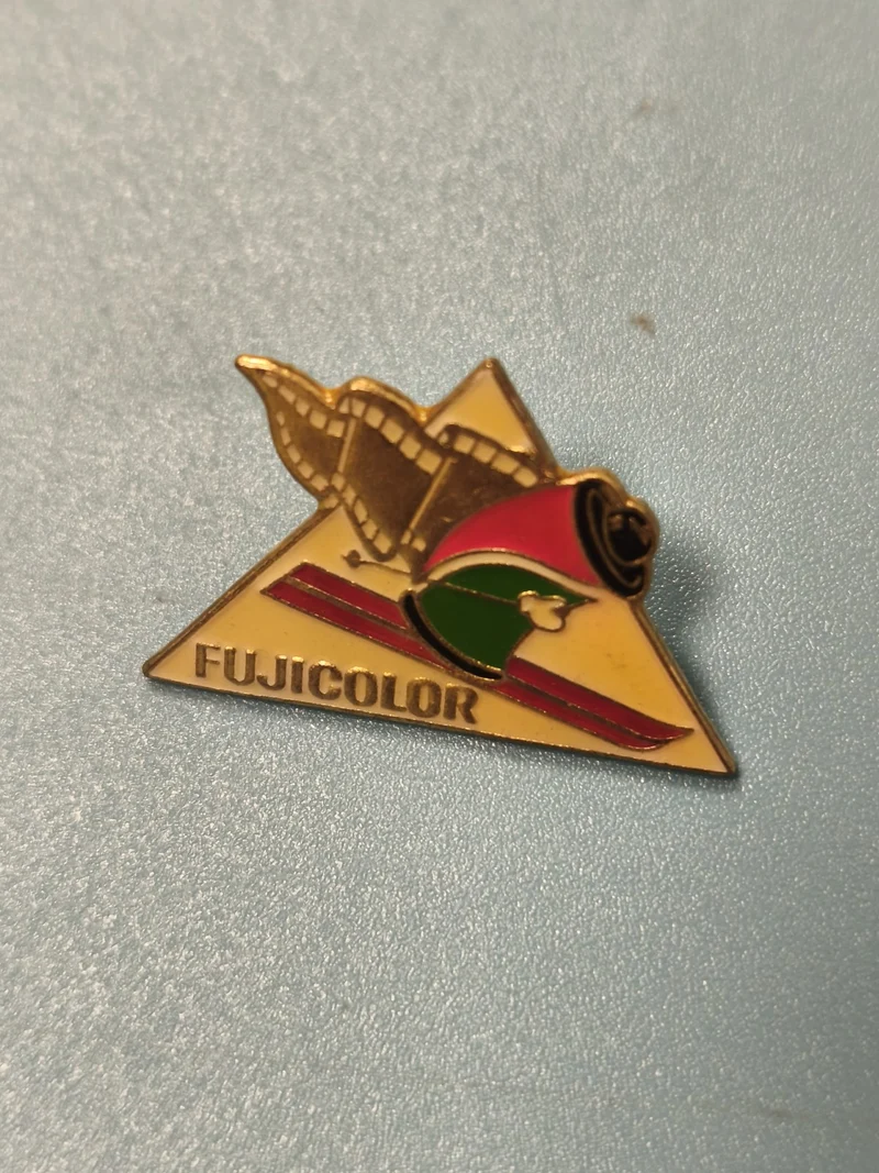 Vintage pin's Fujicolor triangle pellicule photo collection cinéma (Ref 12)