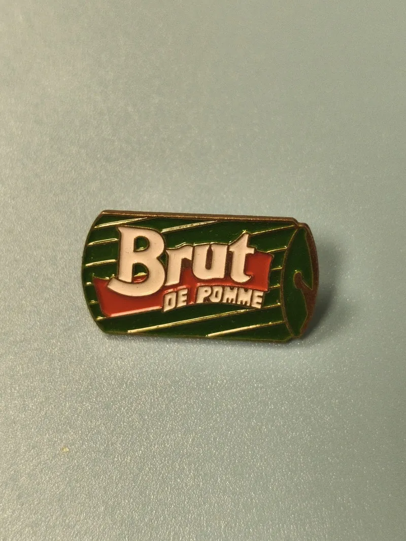 Vintage pin's Brut de pomme vert rouge boisson publicitaire collection