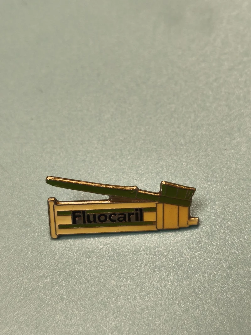 Pin's vintage Fluocaril tube dentifrice émaillé collection publicité rétro