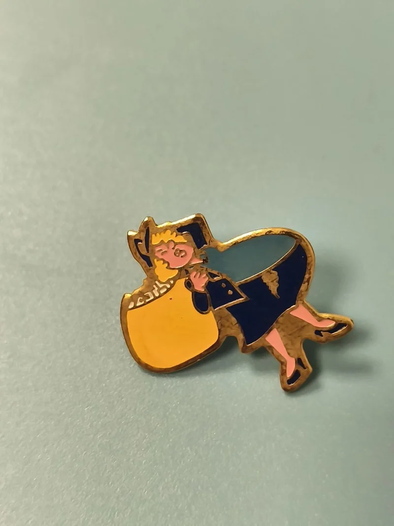 Vintage pin's personnage femme élégante bleu et jaune émaillé ancien collection
