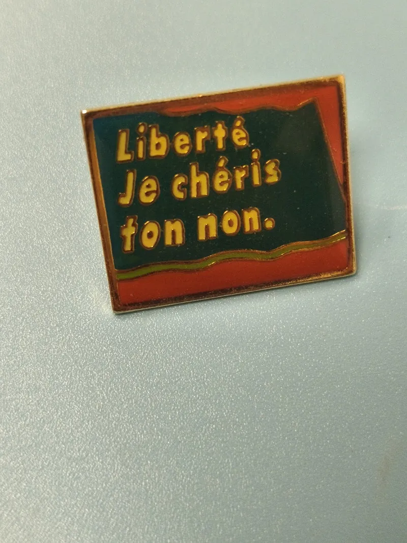 Pin's vintage Liberté Je chéris ton non, drapeau émaillé, collection (Ref 12)