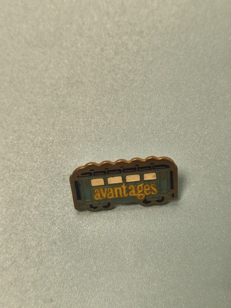 Vintage pin's tramway bleu "avantages" collection, forme véhicule ancien