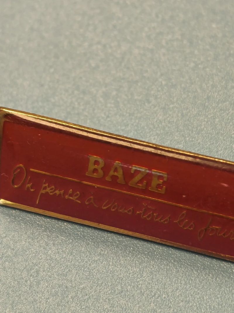 Vintage pin's BAZE rouge doré, inscription manuscrite, collection (Ref 12)