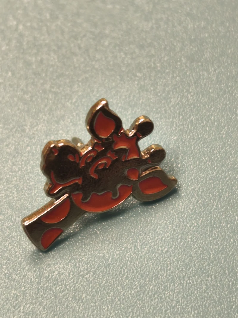 Pin's vintage girafe émaillé rouge, collection rétro animalier, occasion