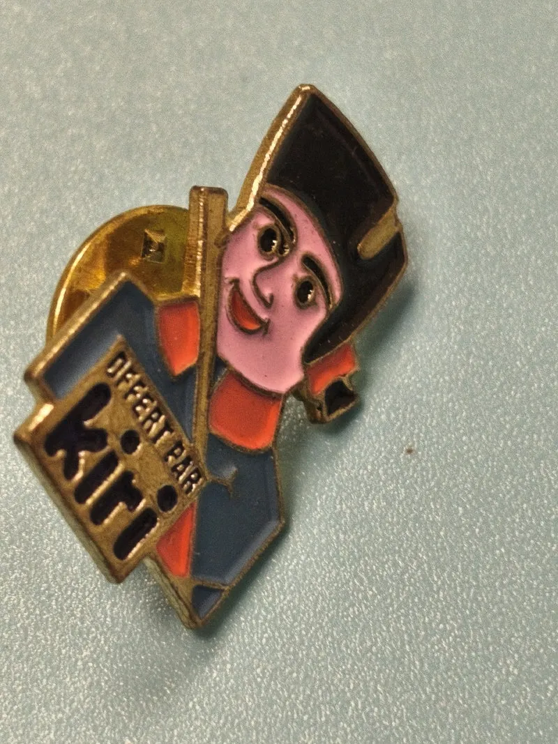 Pin's vintage Kiri mascotte soldat bleu rouge, collection publicitaire ancien