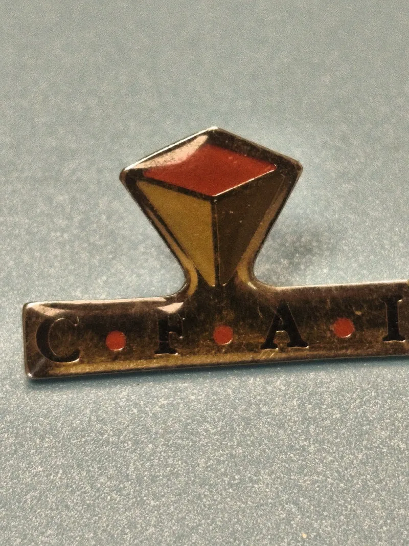 Vintage pin's CFAI ancien, émaillé, logo géométrique rouge et jaune, collection