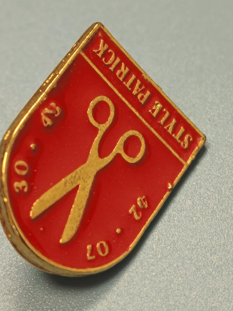 Pin's vintage STYLE PATRICK ancien, blason rouge ciseaux dorés coiffure (Ref 12)