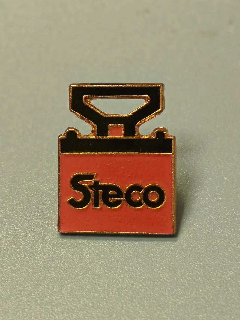 Vintage pin's Steco ancien, forme mallette rouge, collection publicitaire