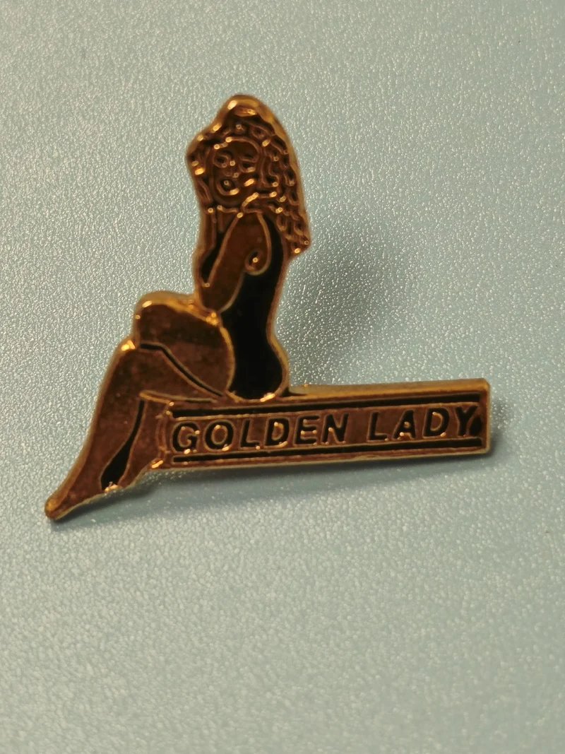 Vintage pin's Golden Lady silhouette dorée collection rétro (Ref 12)