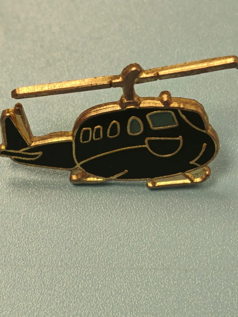 Vintage pin's hélicoptère émaillé noir et doré collection aviation (Ref 12)