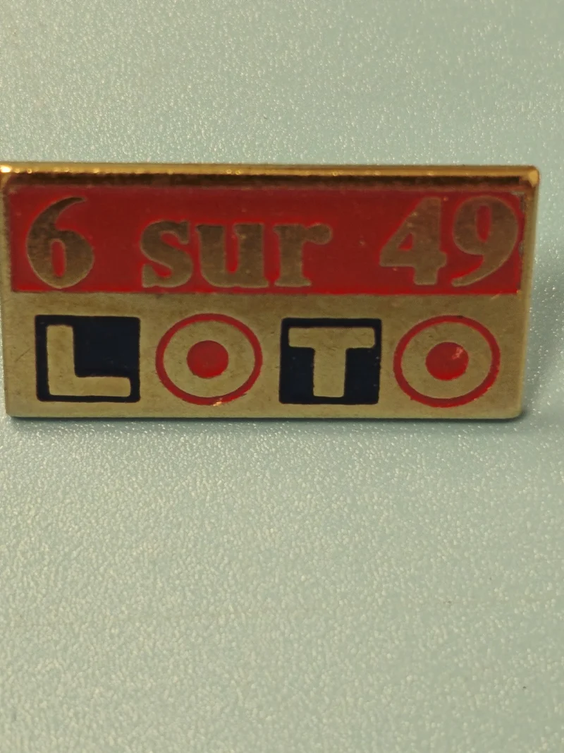 Pin's vintage Loto 6 sur 49 rectangulaire émaillé rouge bleu ancien collection