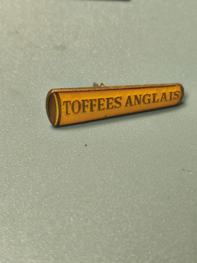 Vintage pin's toffees anglais jaune ancien publicitaire collection (ref 10)