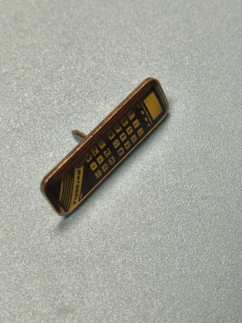 Pin's vintage Motorola téléphone rétro forme mobile ancien collection