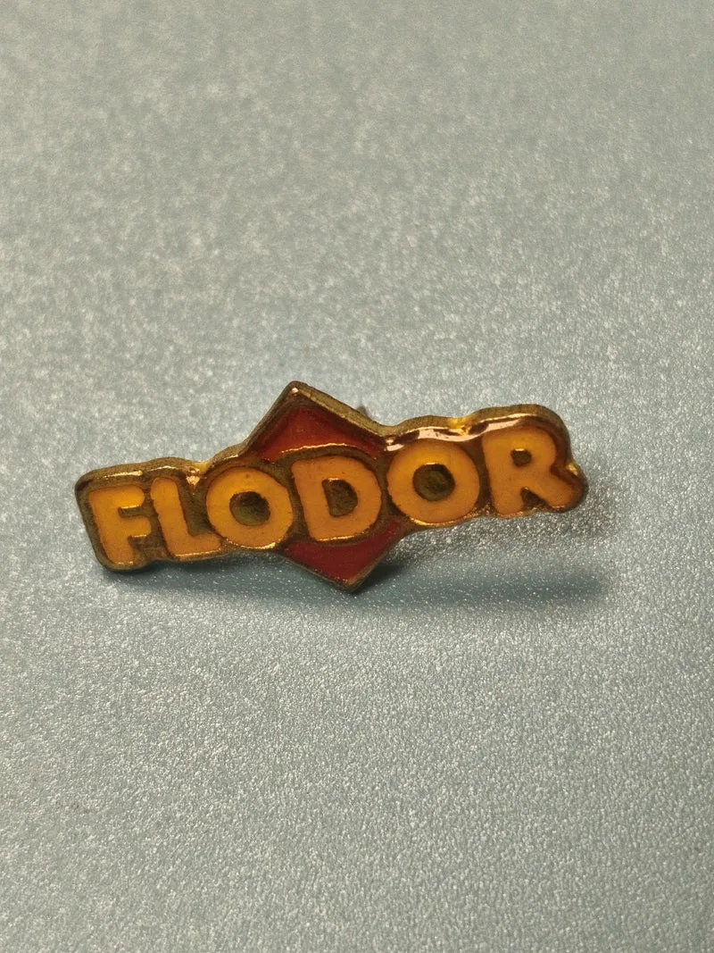 Pin's vintage Flodor logo jaune et rouge collection publicitaire ancien