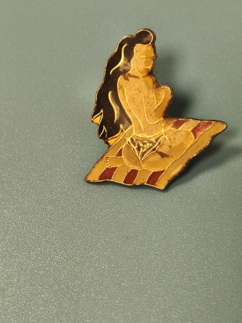 Pin's vintage femme rétro sur serviette rayée, émail coloré, collection (ref 10)