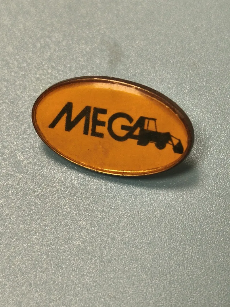 Pin's vintage MEGA tracteur pelleteuse jaune logo construction rare
