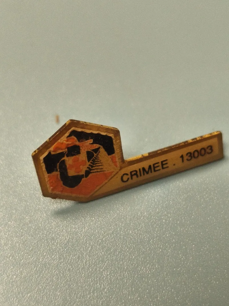 Vintage pin's Intermarché Crimee 13003 ancien badge publicitaire collection