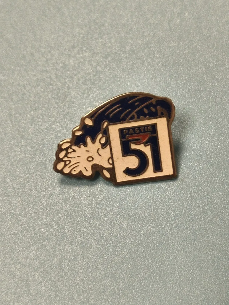 Vintage pin's Pastis 51 publicitaire bleu blanc splash collection bar rétro