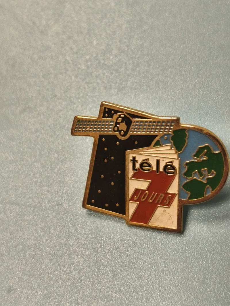 Vintage pin's Télé 7 Jours logo espace Terre collection presse ancienne