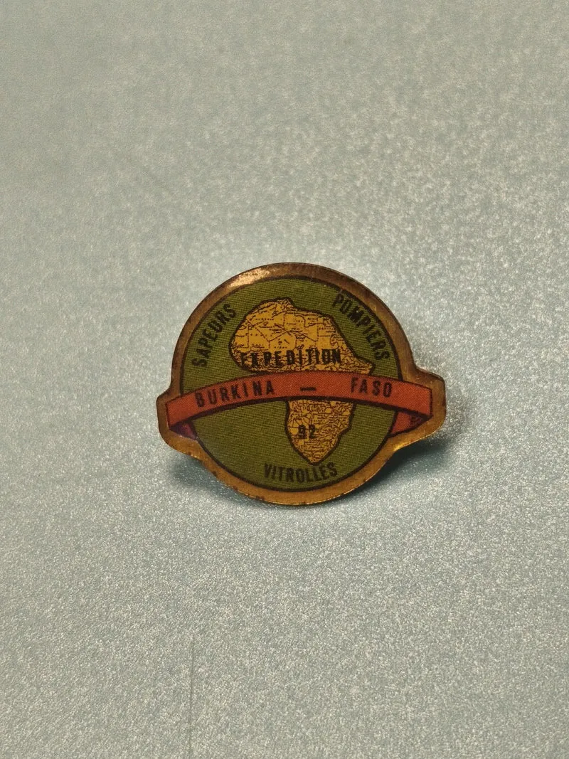 Vintage pin's sapeurs-pompiers Burkina Faso Vitrolles carte Afrique réf 10