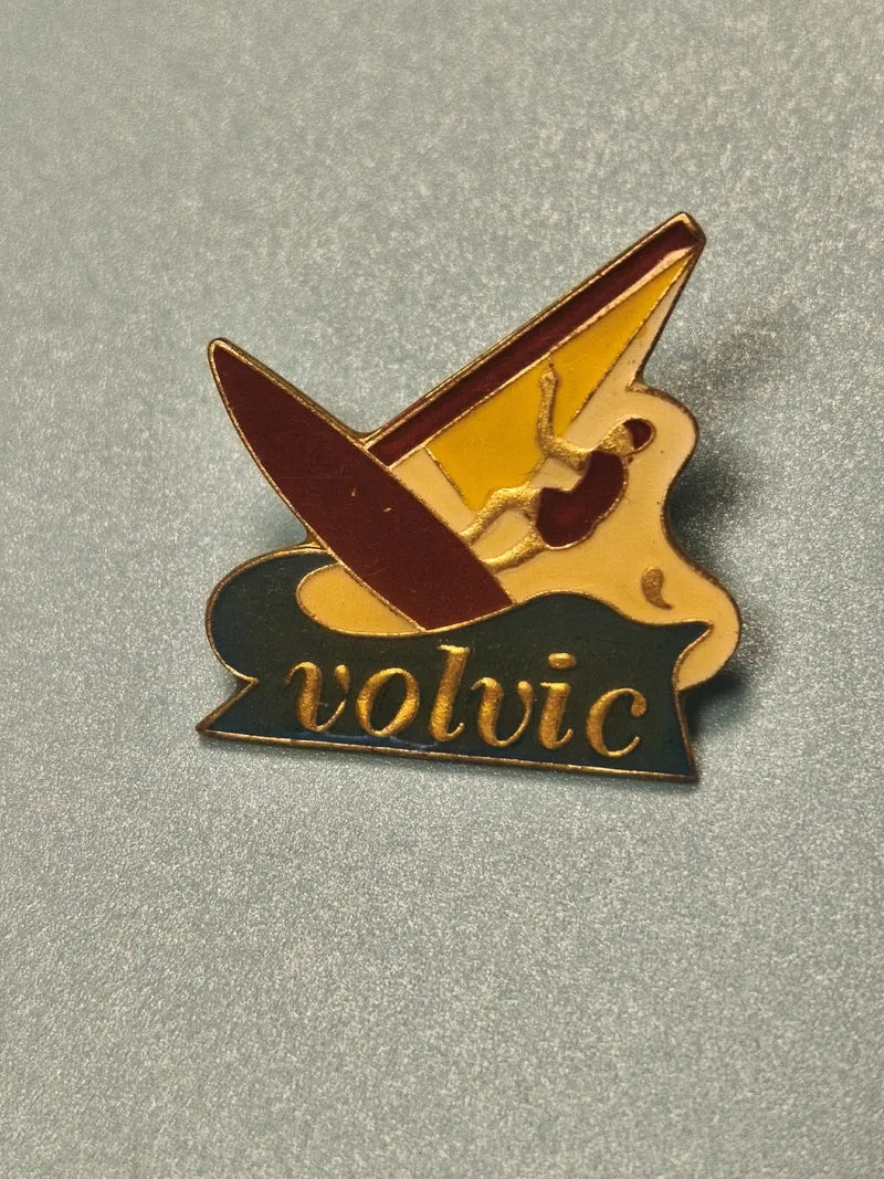 Vintage pin's Volvic planche à voile émaillé collection sport rétro
